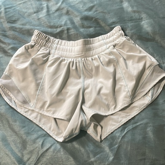 Lululemon NWOT Hotty Hot Light Blue High-Rise Lined 2.5” Shorts 4 - Picture 4 of 6